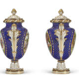 A PAIR OF MINTON PORCELAIN COBALT-BLUE GROUND VASES AND COVERS - Foto 3