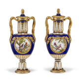 A PAIR OF MINTON PORCELAIN COBALT-BLUE GROUND VASES AND COVERS - Foto 2