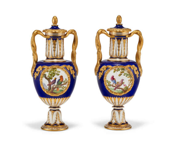 A PAIR OF MINTON PORCELAIN COBALT-BLUE GROUND VASES AND COVERS - фото 2