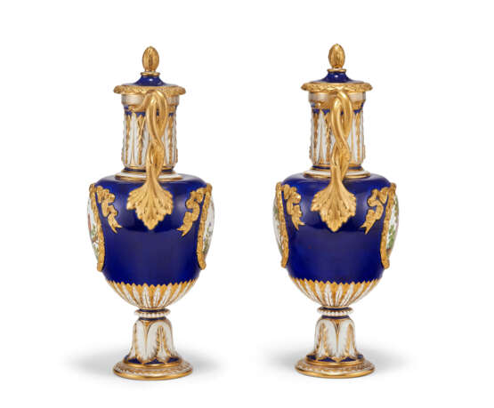 A PAIR OF MINTON PORCELAIN COBALT-BLUE GROUND VASES AND COVERS - фото 3