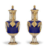 A PAIR OF MINTON PORCELAIN COBALT-BLUE GROUND VASES AND COVERS - Foto 3