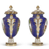 A PAIR OF MINTON PORCELAIN COBALT-BLUE GROUND VASES AND COVERS - Foto 5