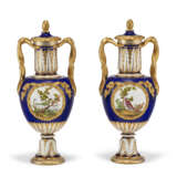 A PAIR OF MINTON PORCELAIN COBALT-BLUE GROUND VASES AND COVERS - Foto 4