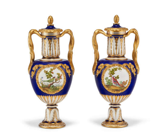 A PAIR OF MINTON PORCELAIN COBALT-BLUE GROUND VASES AND COVERS - фото 4