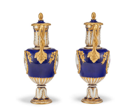 A PAIR OF MINTON PORCELAIN COBALT-BLUE GROUND VASES AND COVERS - photo 5