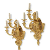 A PAIR OF FRENCH ORMOLU THREE-BRANCH WALL LIGHTS - Foto 3