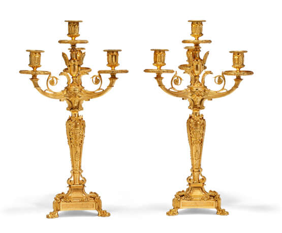 A PAIR OF FRENCH ORMOLU FOUR-BRANCH CANDELABRA - Foto 4