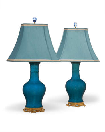 A PAIR OF ORMOLU-MOUNTED TURQUOISE CHINESE PORCELAIN VASES - Foto 1