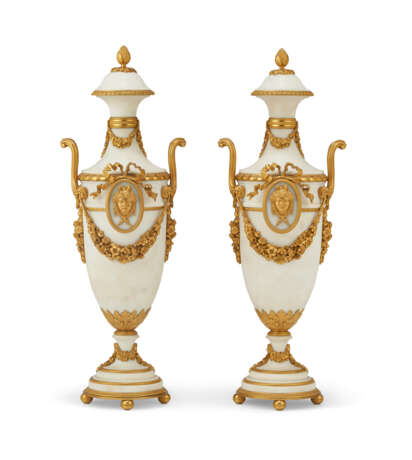 A PAIR OF FRENCH ORMOLU-MOUNTED WHITE MARBLE TWIN-HANDLED URNS - фото 1