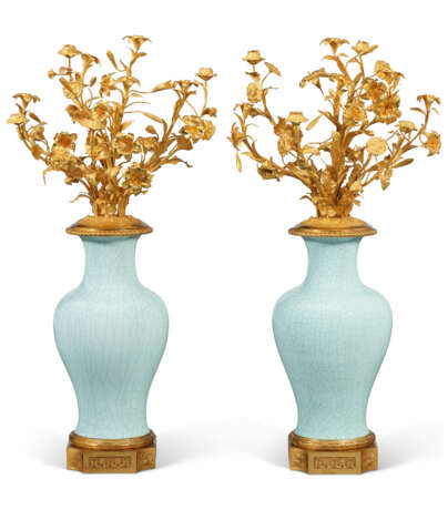 A LARGE PAIR OF FRENCH ORMOLU AND CRACKLE-GLAZED PORCELAIN CANDELABRA - Foto 2