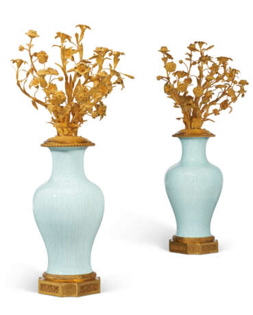 A LARGE PAIR OF FRENCH ORMOLU AND CRACKLE-GLAZED PORCELAIN CANDELABRA - Foto 3