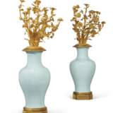 A LARGE PAIR OF FRENCH ORMOLU AND CRACKLE-GLAZED PORCELAIN CANDELABRA - Foto 4