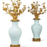 A LARGE PAIR OF FRENCH ORMOLU AND CRACKLE-GLAZED PORCELAIN CANDELABRA - Foto 5
