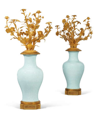 A LARGE PAIR OF FRENCH ORMOLU AND CRACKLE-GLAZED PORCELAIN CANDELABRA - Foto 5