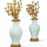 A LARGE PAIR OF FRENCH ORMOLU AND CRACKLE-GLAZED PORCELAIN CANDELABRA - Foto 6