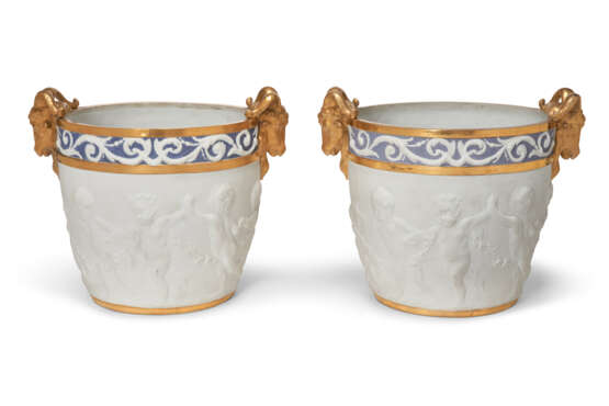 A PAIR OF SEVRES STYLE BISCUIT PORCELAIN JARDINIERES - Foto 2