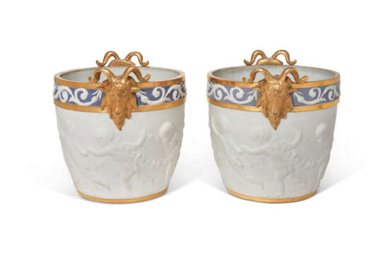 A PAIR OF SEVRES STYLE BISCUIT PORCELAIN JARDINIERES - фото 3