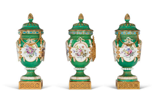 AN ORMOLU-MOUNTED FRENCH PORCELAIN GREEN-GROUND THREE-PIECE CLOCK GARNITURE (VASE 'FERRE') - фото 3