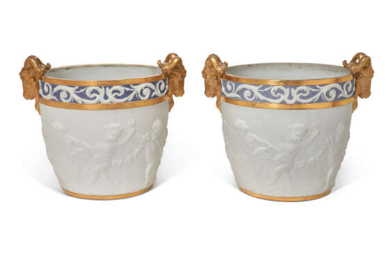 A PAIR OF SEVRES STYLE BISCUIT PORCELAIN JARDINIERES - фото 4