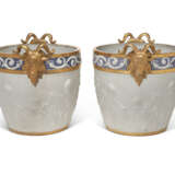 A PAIR OF SEVRES STYLE BISCUIT PORCELAIN JARDINIERES - Foto 5