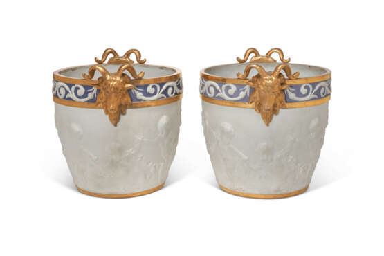 A PAIR OF SEVRES STYLE BISCUIT PORCELAIN JARDINIERES - Foto 5