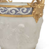 A PAIR OF SEVRES STYLE BISCUIT PORCELAIN JARDINIERES - Foto 6