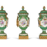 AN ORMOLU-MOUNTED FRENCH PORCELAIN GREEN-GROUND THREE-PIECE CLOCK GARNITURE (VASE 'FERRE') - фото 5