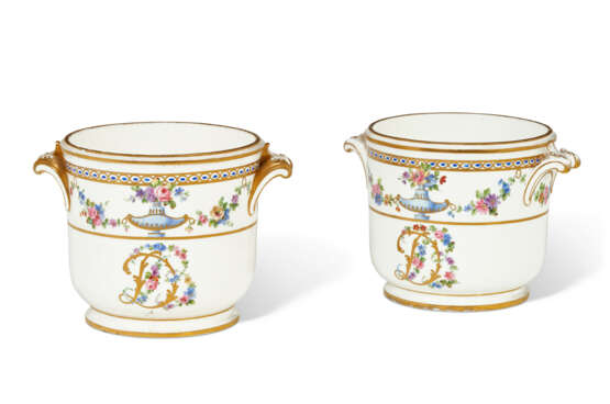 A SMALL PAIR OF SEVRES PORCELAIN (LATER-DECORATED) GLASS COOLERS - Foto 1