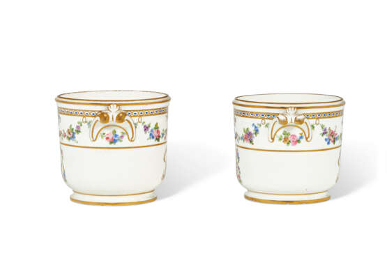 A SMALL PAIR OF SEVRES PORCELAIN (LATER-DECORATED) GLASS COOLERS - Foto 3