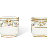 A SMALL PAIR OF SEVRES PORCELAIN (LATER-DECORATED) GLASS COOLERS - Foto 3