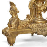 A PAIR OF FRENCH ORMOLU FOUR-LIGHT CANDELABRA - Foto 5