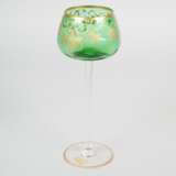 Jugendstil grün-weißes Weinglas mit Goldmalerei, um 1900 - фото 1