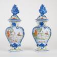 Delft, Paar Deckelvasen, um 1800 - Jetzt bei der Auktion