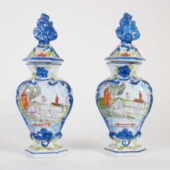 Delft, Paar Deckelvasen, um 1800
