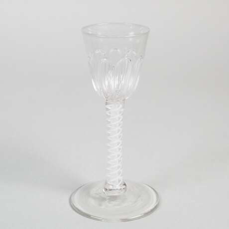 Kelchglas "opaque twist", wohl England um 1760 /70 - photo 1