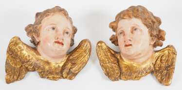Paar große geflügelte, schwebende Puttos, um 1750