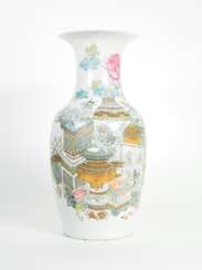 Große Vase aus Porzellan mit Famille rose - Dekor &quot;100 Antiquitäten&quot;, China 19./20. Jh.