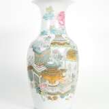 Große Vase aus Porzellan mit Famille rose - Dekor "100 Antiquitäten", China 19./20. Jh. - Foto 1