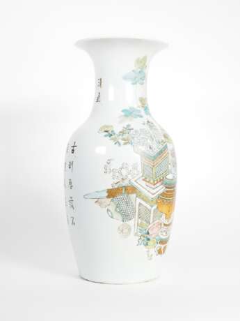 Große Vase aus Porzellan mit Famille rose - Dekor "100 Antiquitäten", China 19./20. Jh. - photo 4