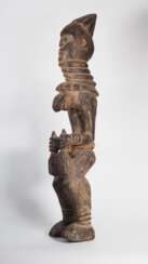 Große Frauenfigur der Yoruba, Nigeria, wohl Anfang 20. Jh.