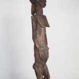 Große stehende Frauenfigur der Senufo, Burkina Faso, Elfenbeinküste, Ghana, wohl Anfang 20. Jh. - фото 1