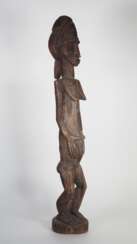 Große stehende Frauenfigur der Senufo, Burkina Faso, Elfenbeinküste, Ghana, wohl Anfang 20. Jh.