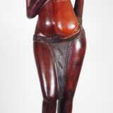 Sehr große afrikanische Frauenfigur aus Holz, 20. Jh. - photo 1