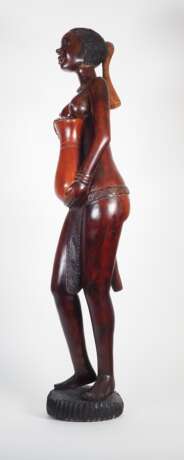 Sehr große afrikanische Frauenfigur aus Holz, 20. Jh. - photo 2