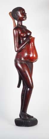 Sehr große afrikanische Frauenfigur aus Holz, 20. Jh. - photo 3
