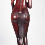 Sehr große afrikanische Frauenfigur aus Holz, 20. Jh. - photo 4