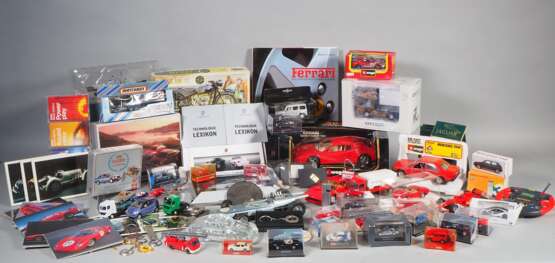 Konvolut mit Automobilia, Accessoires und Modellautos - photo 1