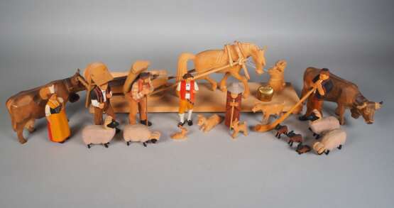 Konvolut geschnitzte Holzfiguren, wohl Allgäu / Schweiz, 20. Jh. - photo 2