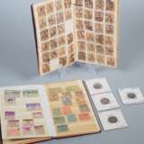 Konvolut antike Briefmarken und 4 Münzen - photo 1