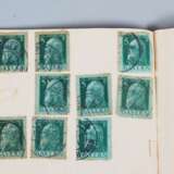 Konvolut antike Briefmarken und 4 Münzen - photo 4